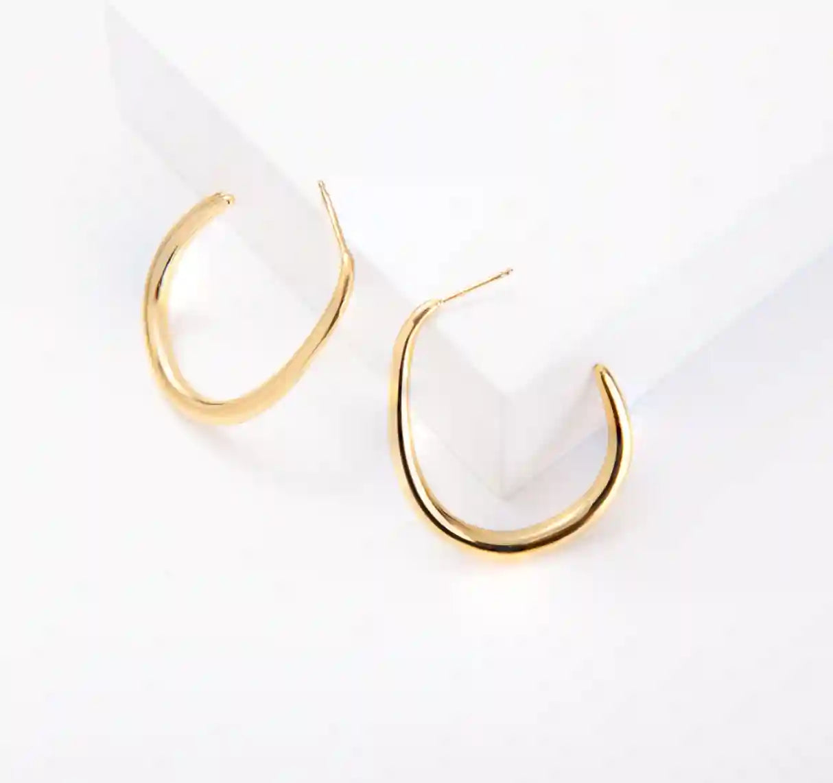 Elevate your style with the Anna Earrings, where sophistication meets modern design. These stunning earrings are expertly crafted from robust stainless steel and embellished with a luxurious 18k gold plating, offering a brilliant shine that’s sure to turn heads.