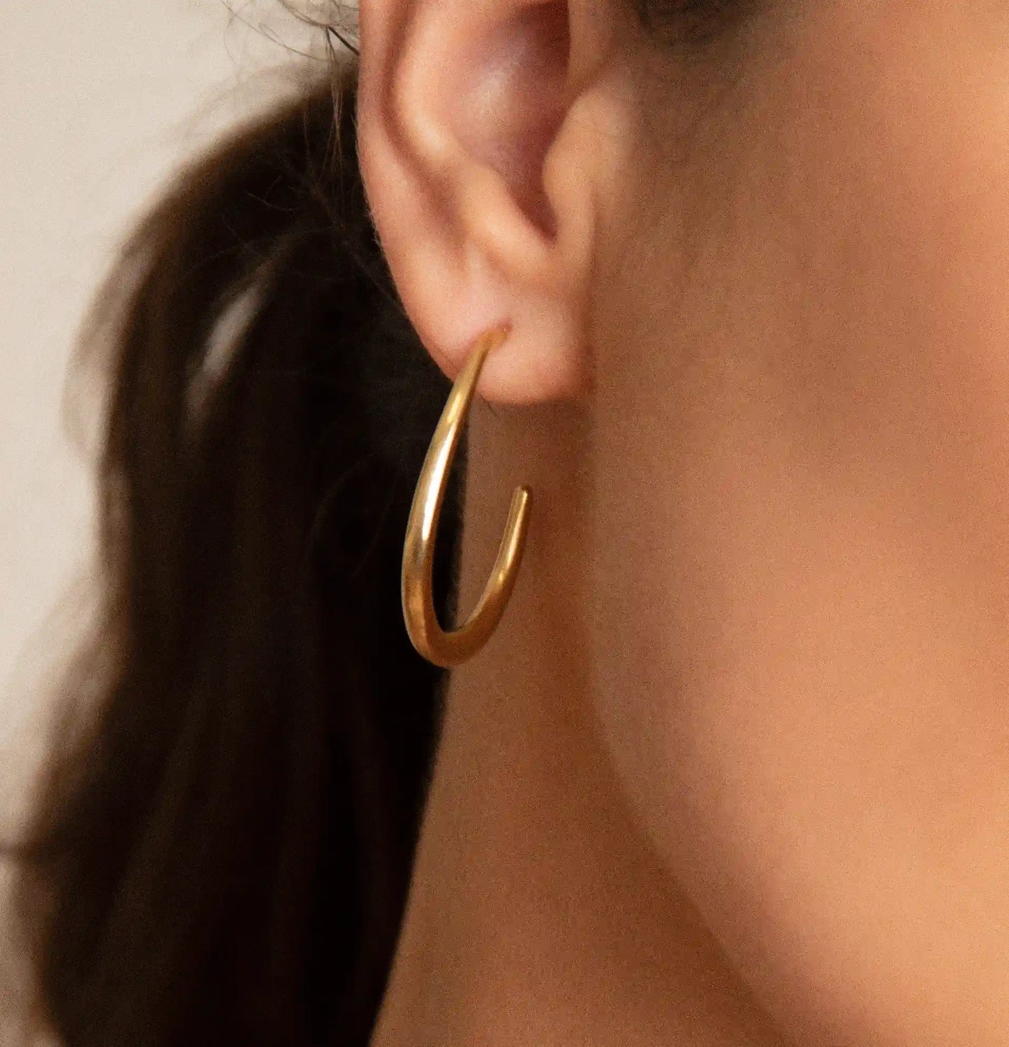 Elevate your style with the Anna Earrings, where sophistication meets modern design. These stunning earrings are expertly crafted from robust stainless steel and embellished with a luxurious 18k gold plating, offering a brilliant shine that’s sure to turn heads.