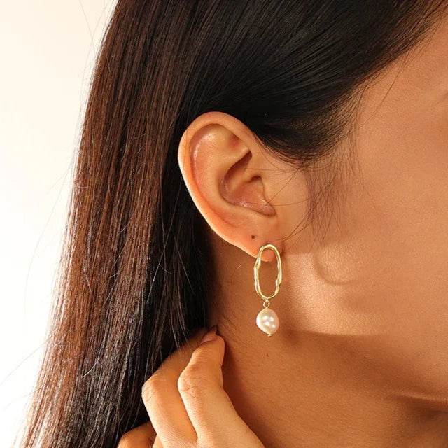 Ideal for a gift, these earrings come in a beautiful package, ready to be presented to your loved ones on special occasions such as birthdays, Valentine’s Day, Christmas, or any moment that calls for a memorable gesture.