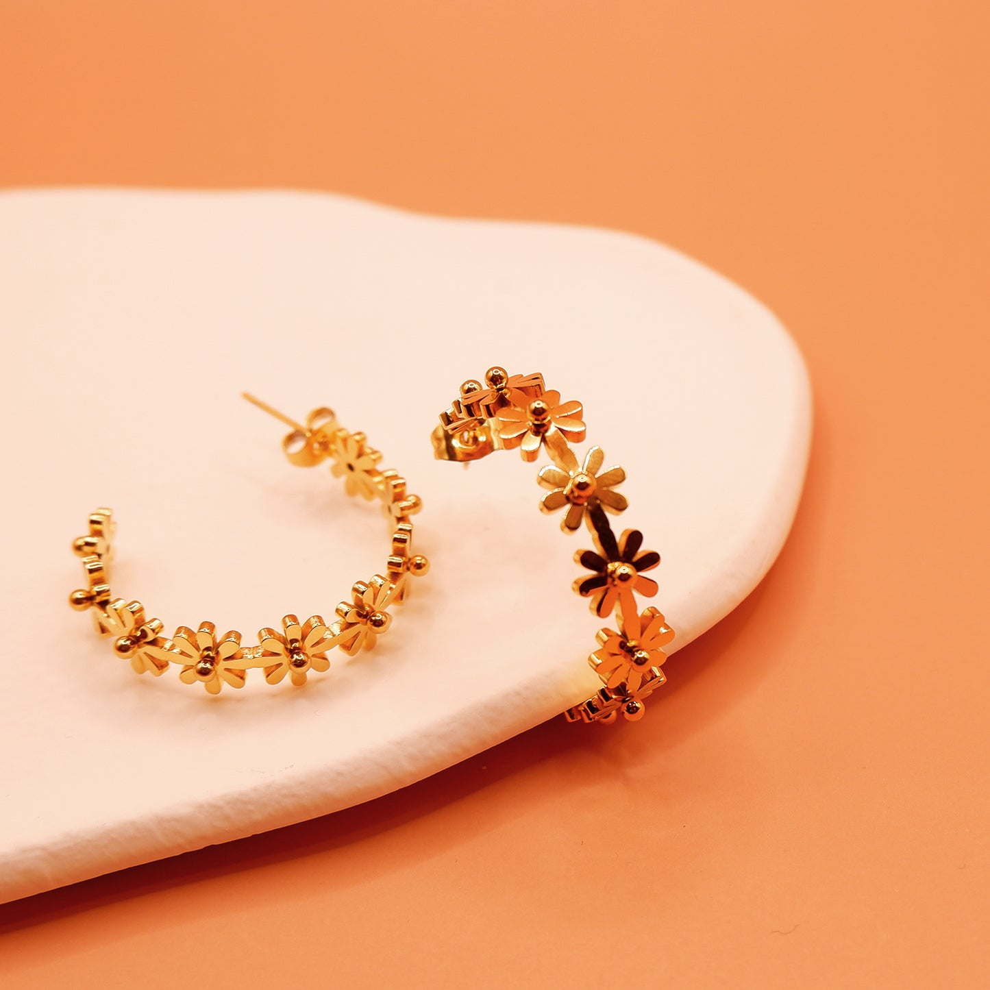 Daisy flower gold hoop earrings